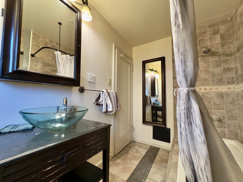 Building Photo - 645 Jean St