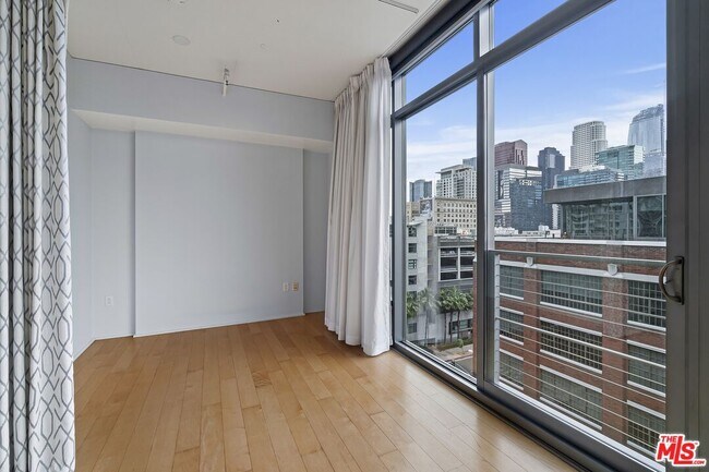 Building Photo - 1100 S Hope St