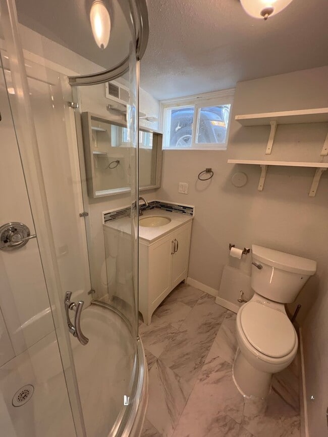 Building Photo - Garden-level 2 bed, 1 bath Half-Duplex in ...
