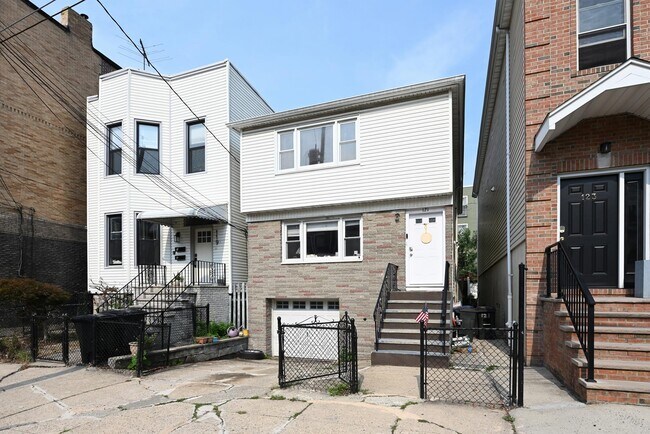 Building Photo - 121 Ogden Ave.