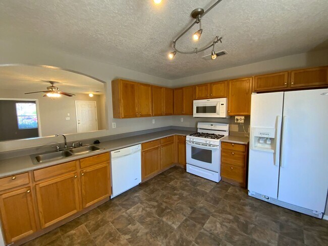 Building Photo - 3 Bedroom Single Story Home Available in V...