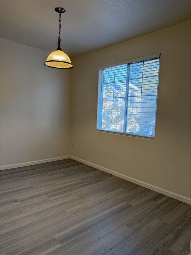 Building Photo - 3 Bedrooms Townhouse for Rent