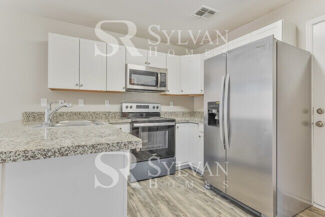 Building Photo - Comfortable living in this 4BR 3BA