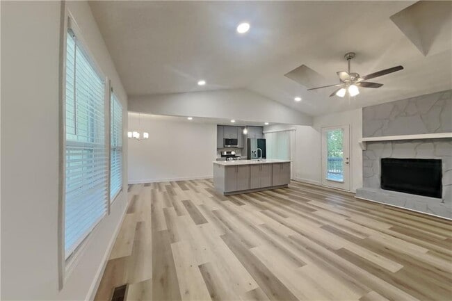Building Photo - 2520 Deerfield Dr