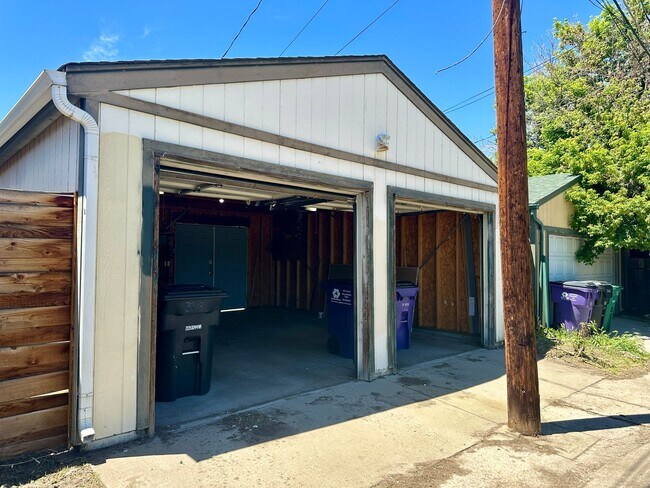 Building Photo - 3 Bedroom 2 Full Bath Renovated Single Fam...