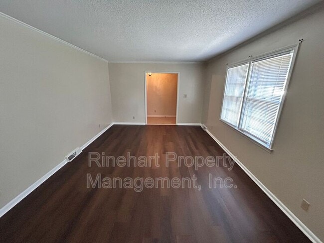Building Photo - 699 University Dr