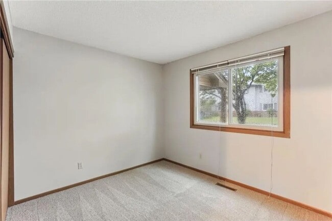 Building Photo - Spacious 2 Bedroom Townhome in Maple Grove!