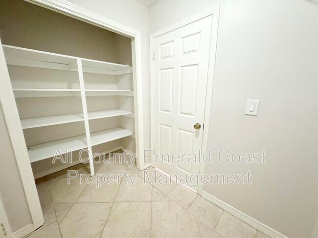 Building Photo - 710 Swan Ln