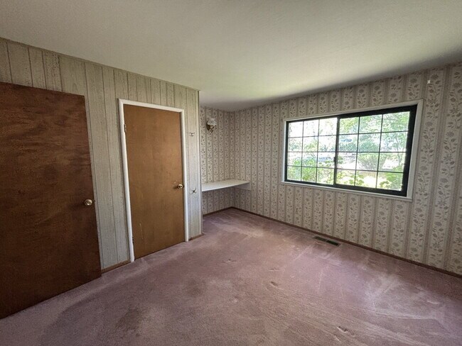 Building Photo - Amazing large 3-bedroom home in highly desirable neighborhood in Placerville with pool!
