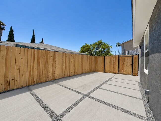 Building Photo - 446 Camulos St