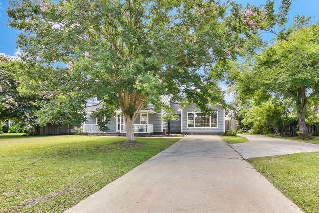 Building Photo - Gorgeous 4 bedroom, 3 1/2 bathroom home wi...