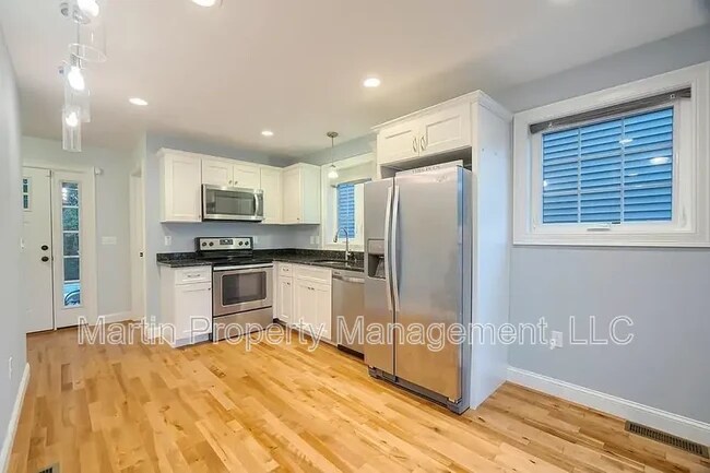 Building Photo - 25 Dahlia Dr