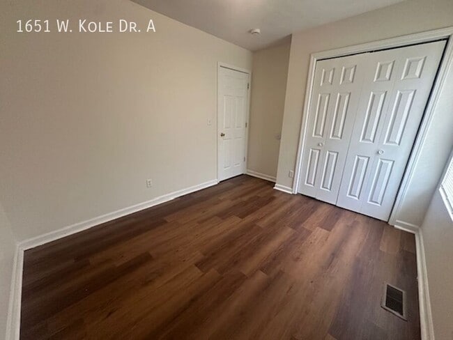 Building Photo - 1651 W Kole Dr