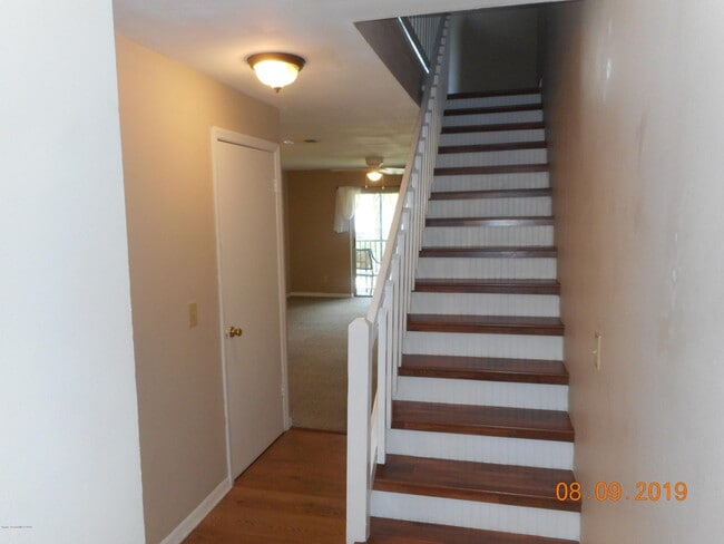 Building Photo - 1010 Pine Tree Dr
