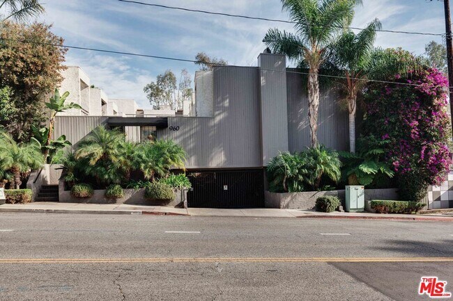 Building Photo - 960 N San Vicente Blvd