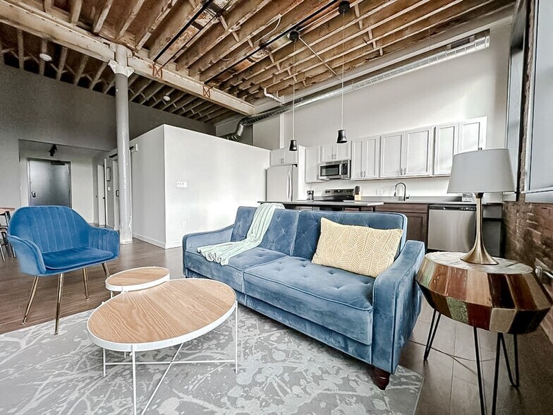 Building Photo - 403 W 4th St N