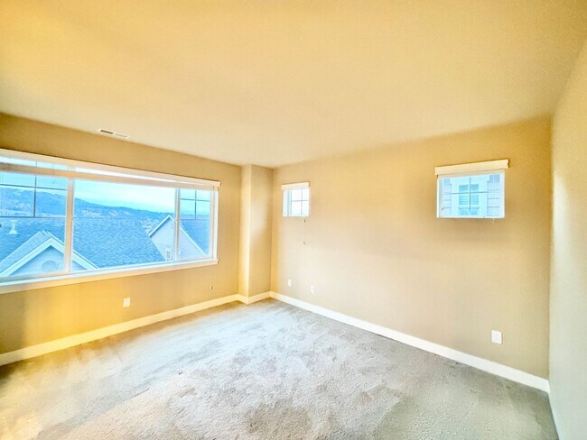 Building Photo - Stunning Issaquah Highlands View Home | 4 Bed + 3.5 Bath | Mountain Views & Prime Location