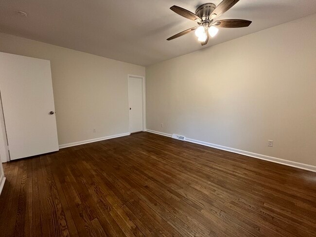 Building Photo - 908 Lynbrook Dr