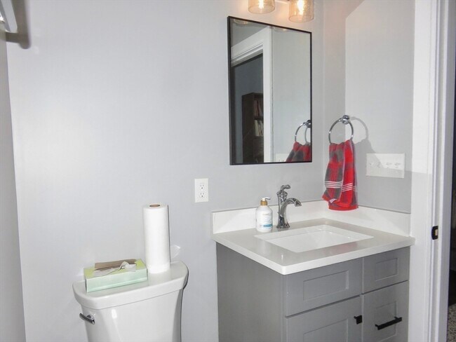 Building Photo - 32 Gale St