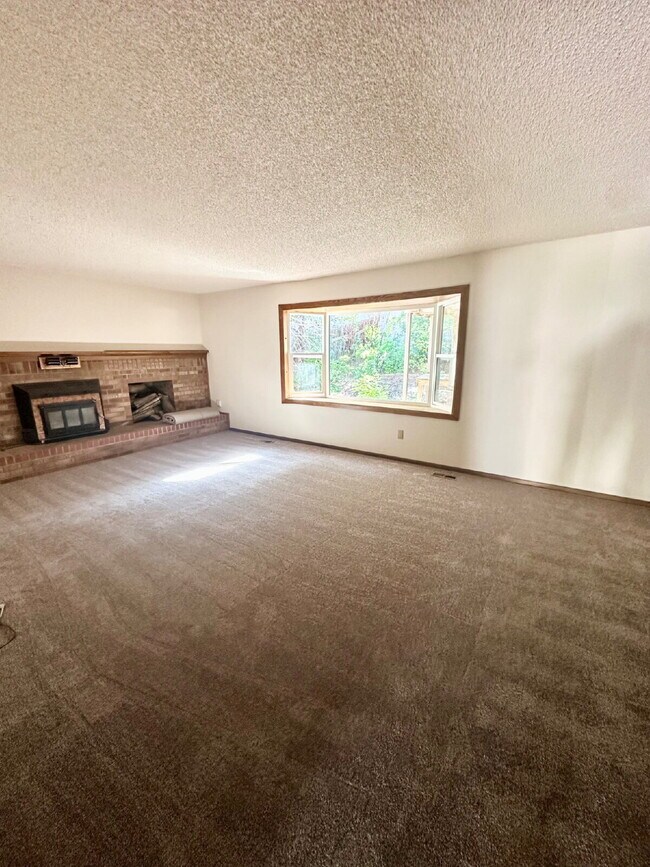 Building Photo - "Spacious 4-Bedroom Retreat with 2.5 Baths...