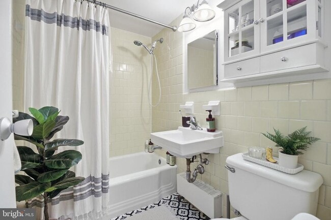 Building Photo - 1210 N Taft St