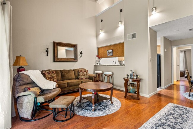Building Photo - 3900 Aspen Dr