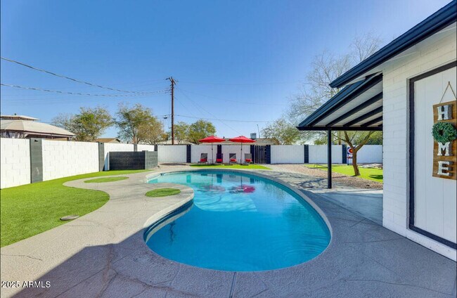 Building Photo - 1027 S Siesta Ln
