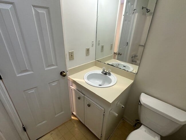 Building Photo - 17/18