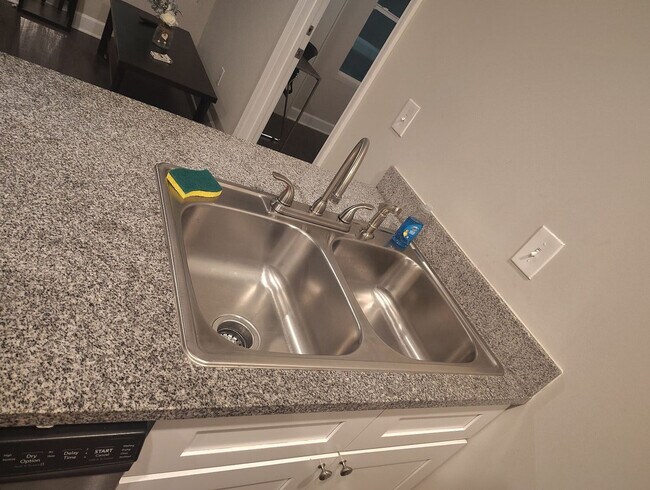 Building Photo - 205 Tiliwa Ct