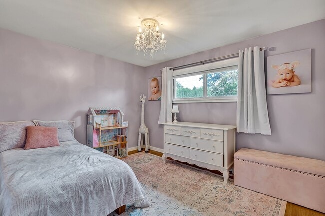 Building Photo - Rare Find: Flexible Living and Stunning Vi...