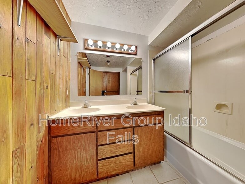Building Photo - 380 Ladino Dr