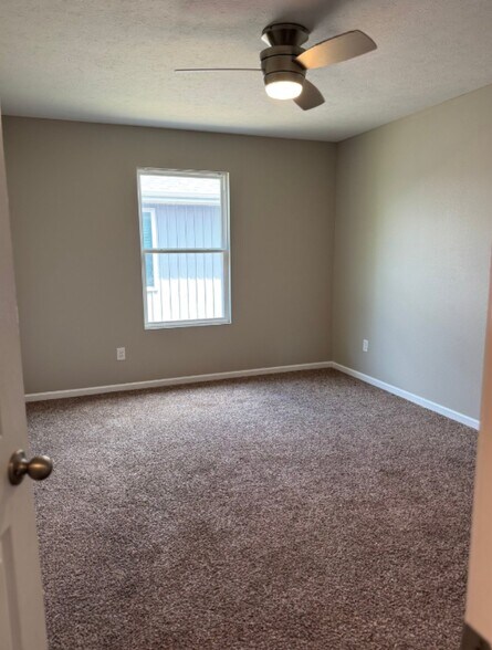 Building Photo - 919-921 W Stewart St