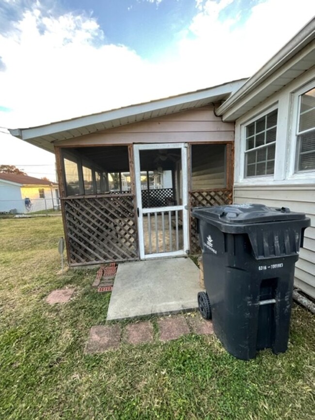 Building Photo - Knoxville 37917 - 2 bedroom, 2 bath home -...