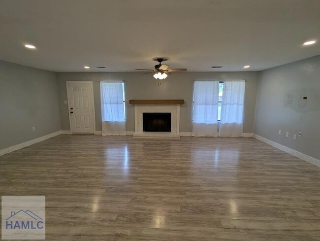Building Photo - 600 Thornwood Way