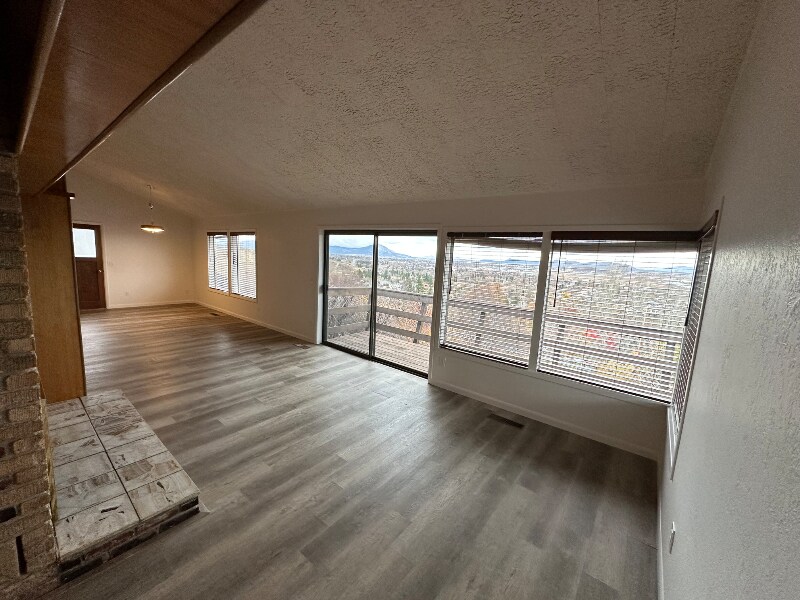 Building Photo - 2384 Linda Vista Dr