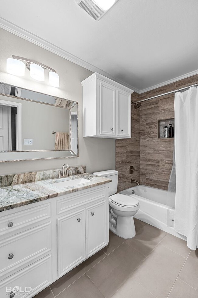 Building Photo - Check Out this 4 bed 2 bath