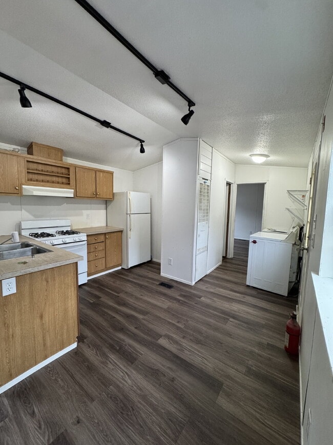 Building Photo - Your Naples Escape Awaits! Spacious 2 Bedroom Home Near the Lakes!!!