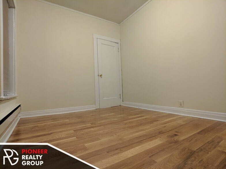 Building Photo - 634 W Barry Ave