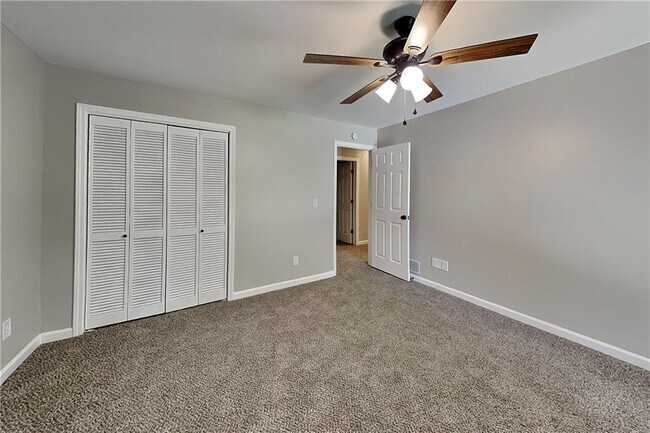 Building Photo - 1100 Lake Dr
