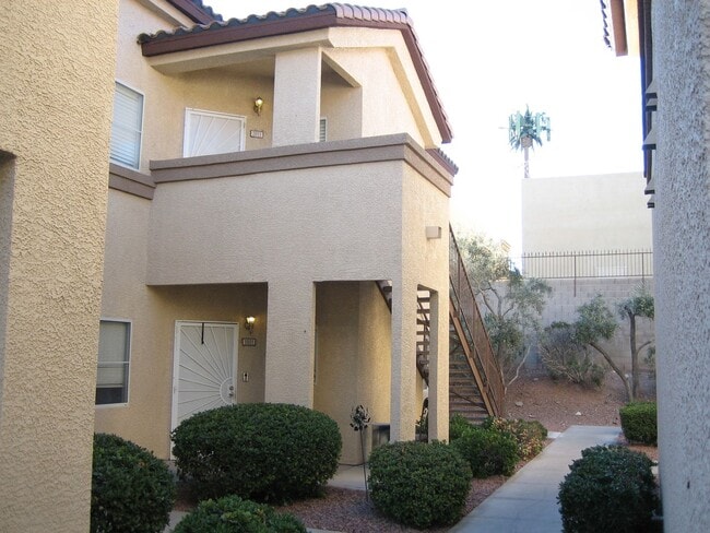 Primary Photo - Condo on 2nd floor - Move-in Ready - 3 bed...