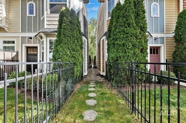 Building Photo - 4366 N Five Mile Rd