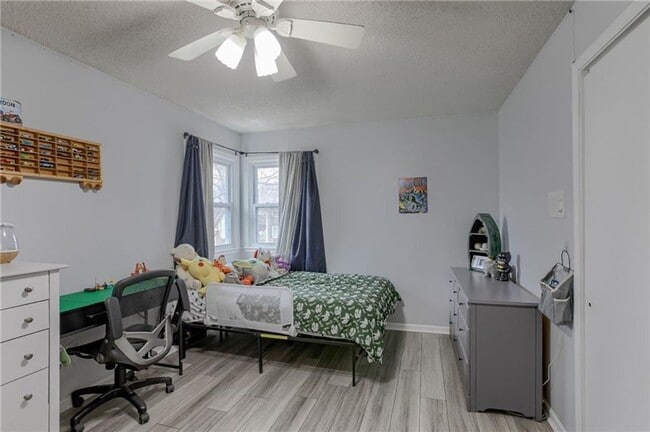 Building Photo - {8615} Remodeled w/ Updated Kitchen + New ...