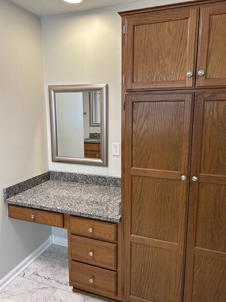 Building Photo - 600 Villard Dr