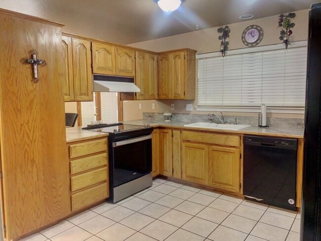 Building Photo - RENTAL Fully Furnished 4 bedroom home