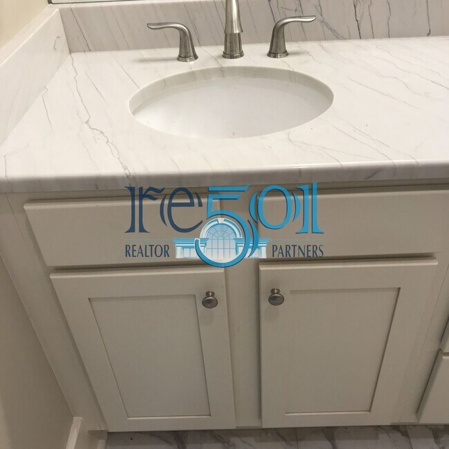 Building Photo - *New Price*  Newly Renovated Immaculate Co...