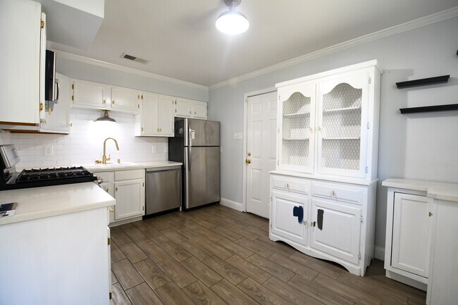 Building Photo - 278 W Robert E Lee Blvd