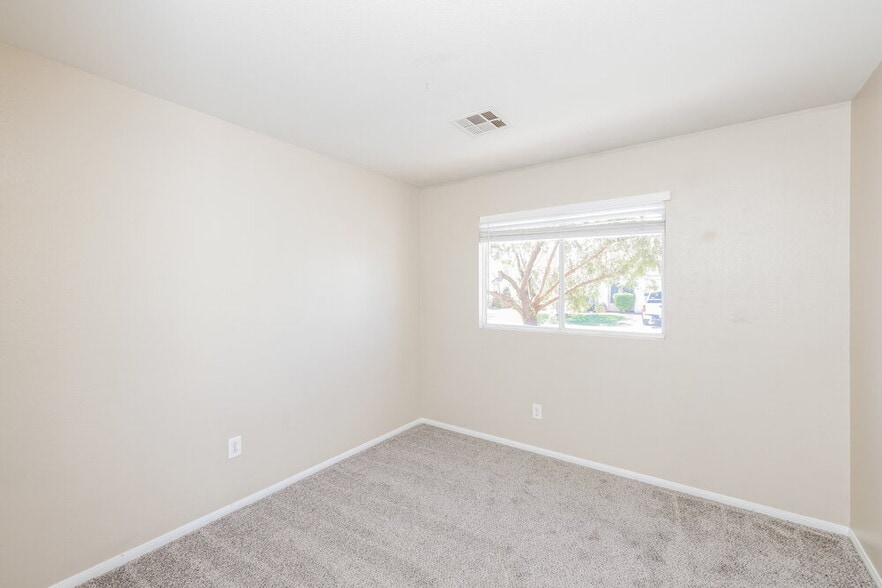 Building Photo - 2306 Hollow Oak Ave