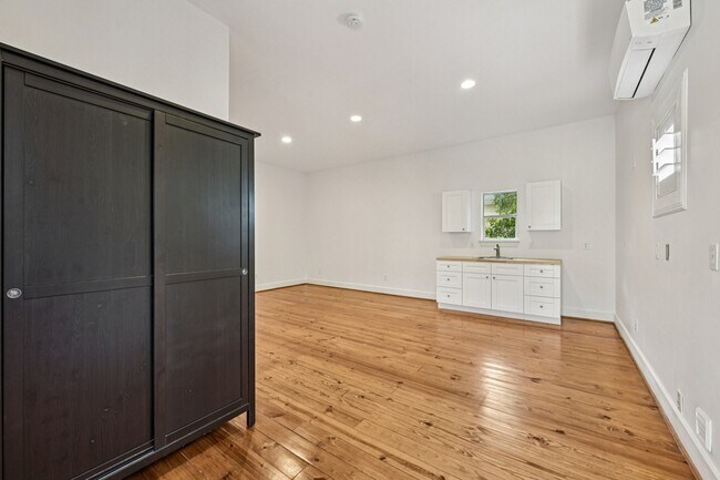 Building Photo - 1537 Alexander St