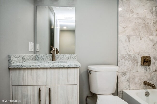 Building Photo - 5915 N Artesian Ave