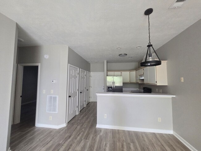 Building Photo - 504 River Oaks Dr